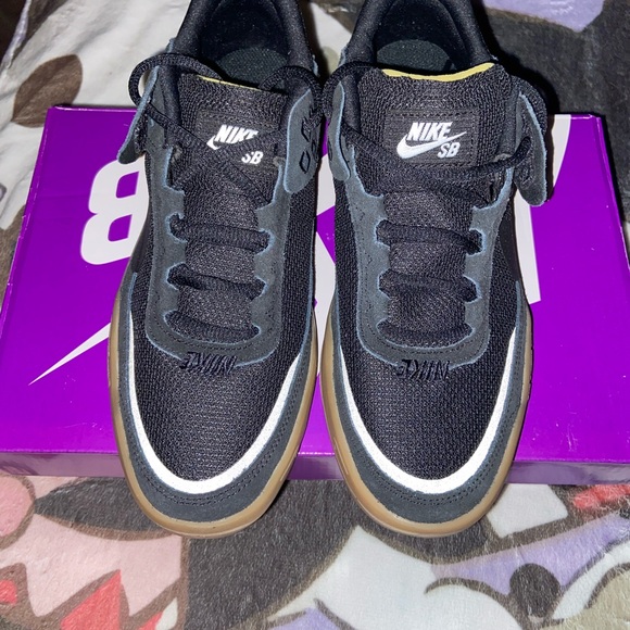 Nike SB Black and Gum Sole Sneakers - Picture 1 of 7